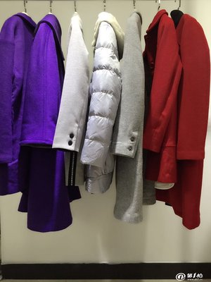 曼娅品牌折扣女装正品货源解析 工厂大货纯跑量的底层逻辑